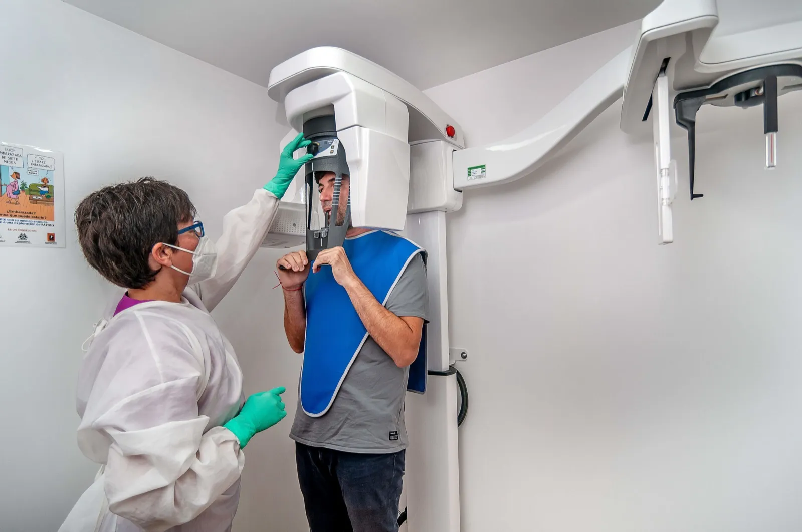 Paciente realizándose una radiografía panorámica en el centro radiológico 3D de Clínica Dental San Salvador