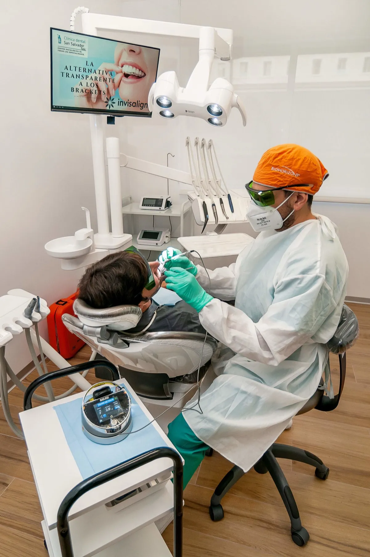 Tratamiento con láser dental en un gabinete de Clínica Dental San Salvador