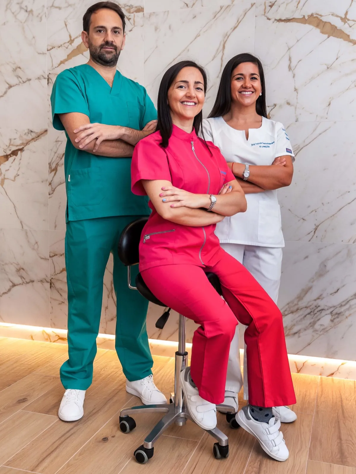 Los tres doctores de Clínica Dental San Salvador: Enmanuel, Soledad y Yasmin Genta Maiorano