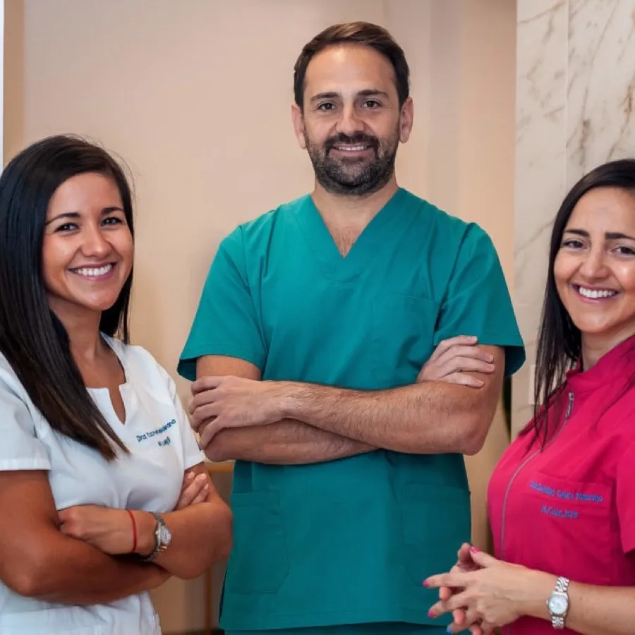 Doctora, doctor y auxiliar del equipo de Clínica Dental San Salvador